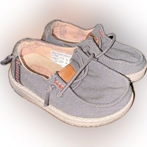 Toddler HEY DUDE shoes size 5